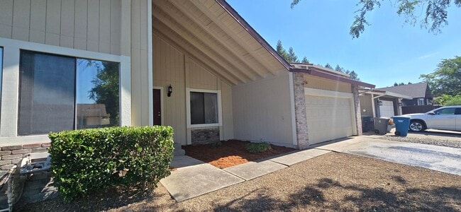 Building Photo - Great Location In Rohnert Park