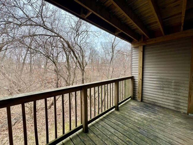 Building Photo - 3 Bedroom/2 Bathroom Apartment