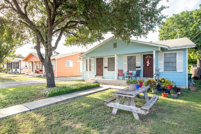 Photo - Cozy 1 Bed, 1 Bath Duplex A Block From Woodlawn Lake Apartment