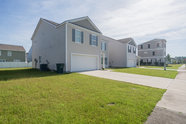 Building Photo - 135 Davila St