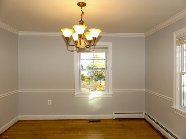 Building Photo - 903 Crestview Dr