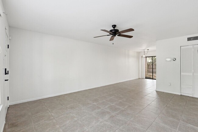 Foto del edificio - Southfork Oaks Condo