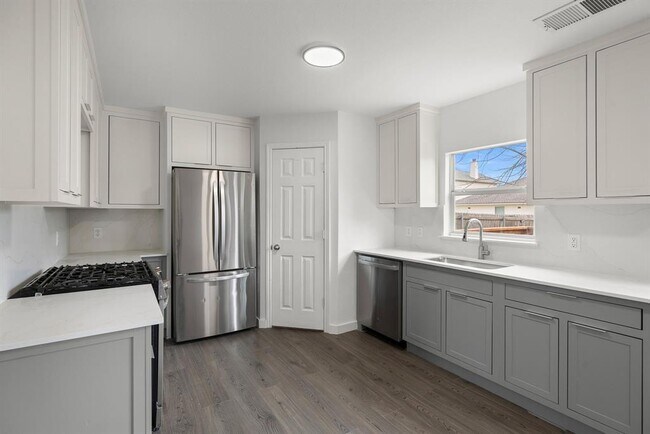 Building Photo - 2204 Founder Dr