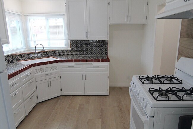 Building Photo - 5600 Edgemar Ave