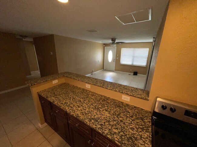 Foto del edificio - 1650 W 12th Ct