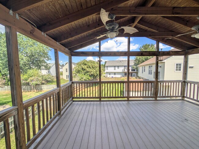 Foto del edificio - 212 Silver Stone Dr