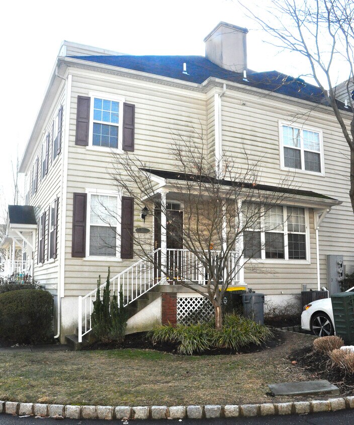 Primary Photo - 412 Lantern Dr