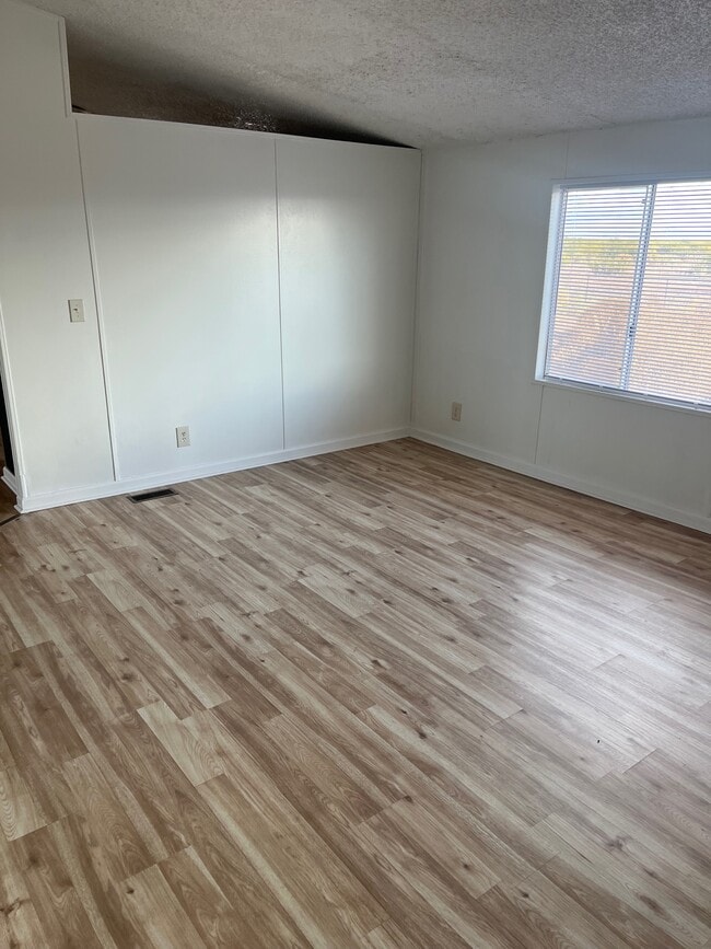 family room - 9253 N Frontier Rd