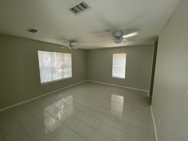 Building Photo - 390 Guzzardo Ln