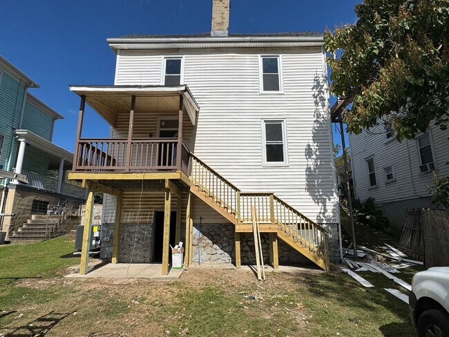 Building Photo - Updated 3-Bedroom, 2-Bath with all new app...