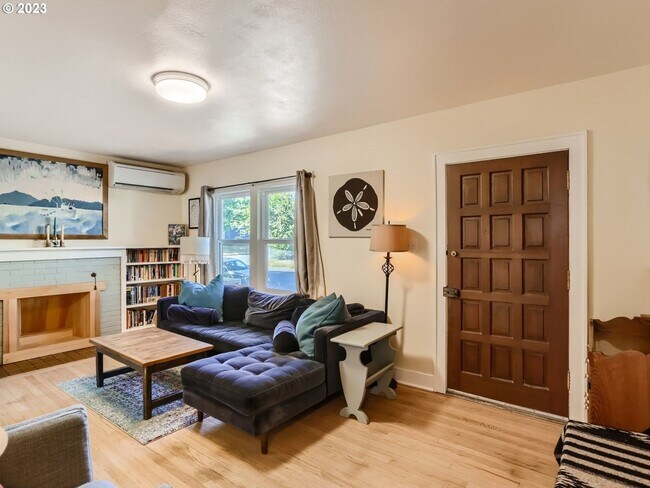 Building Photo - NORTH PORTLAND!  Charming 1920s Bungalow w...