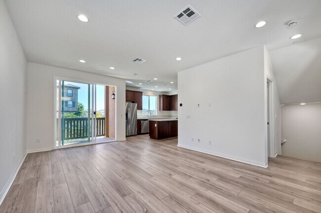 Foto del edificio - Available Now! 3 Story Townhome - New Construction!!