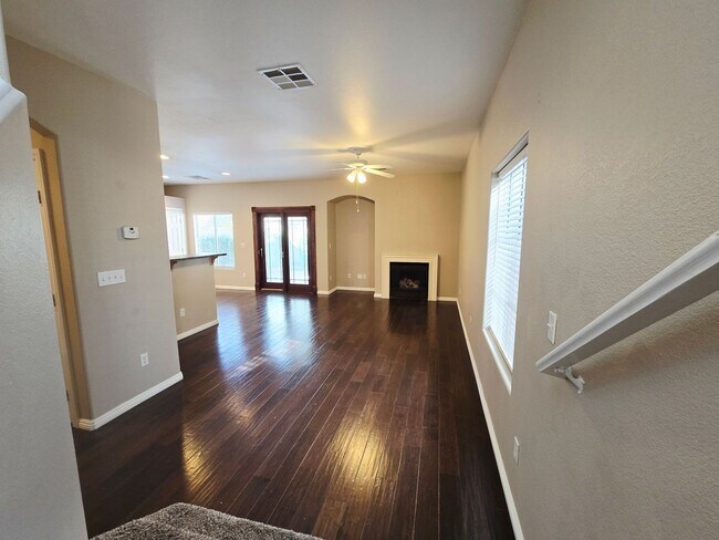 Foto del edificio - 3 BEDROOM & 2.5 BATH TOWNHOME LOCATED IN GREEN VALLEY  HENDERSON