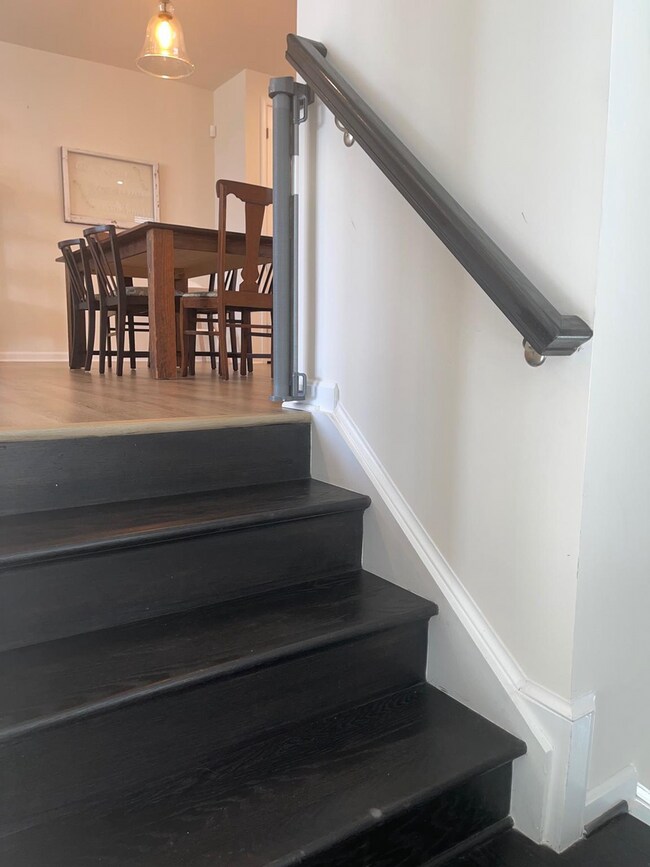 Foto del edificio - Stunning END unit 4-bedroom, 3.5-bathroom ...