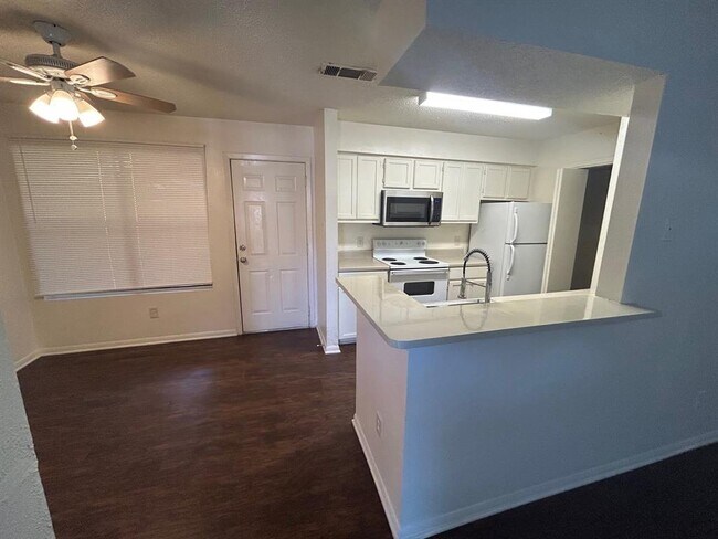 Foto del edificio - 8812 Schick Rd