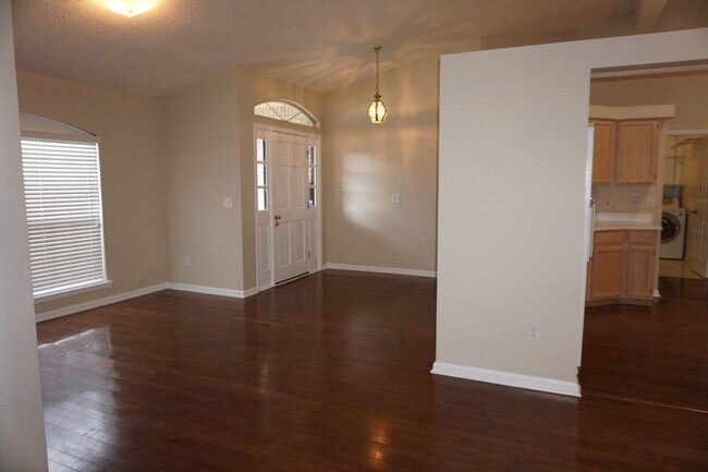 Foto del edificio - 4 Bedroom 2 Bathroom Home with Garage