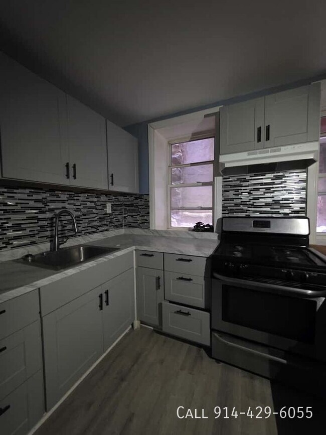 Foto del edificio - 215 Edwards Pl