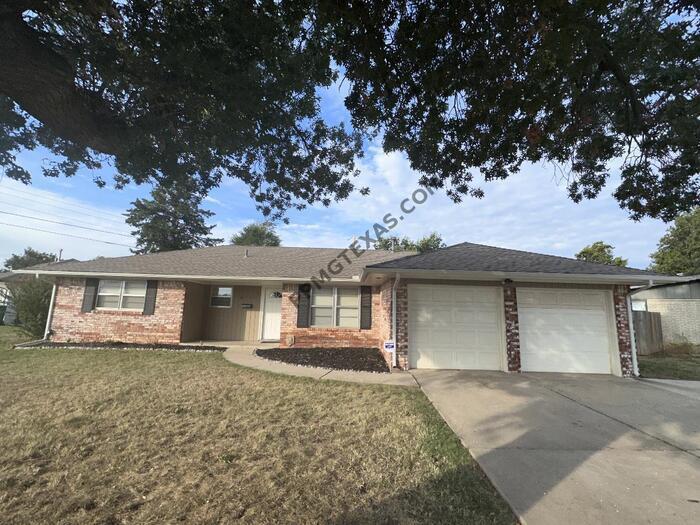 Foto principal - 8105 W Lakeshore Dr