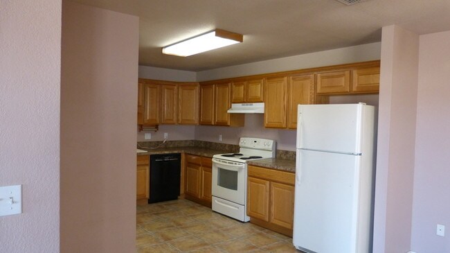 Building Photo - Nice townhouse with garage.
