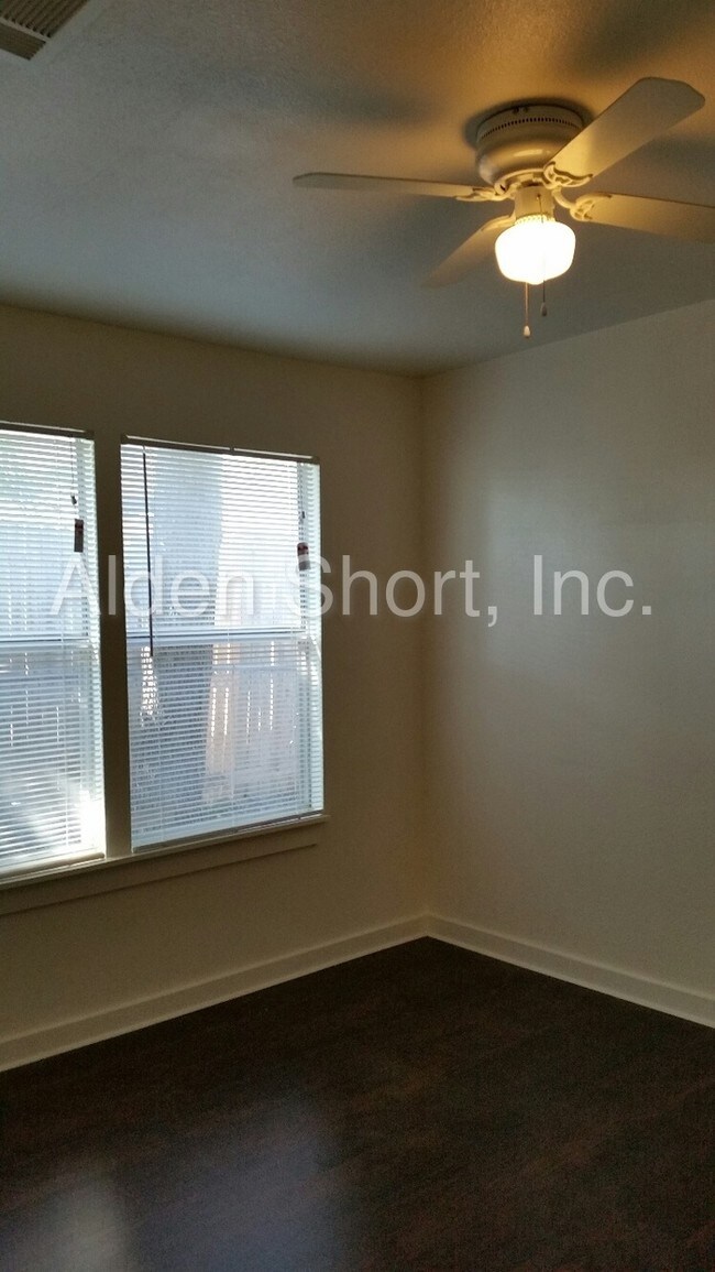 Building Photo - 209 Woodbridge Way