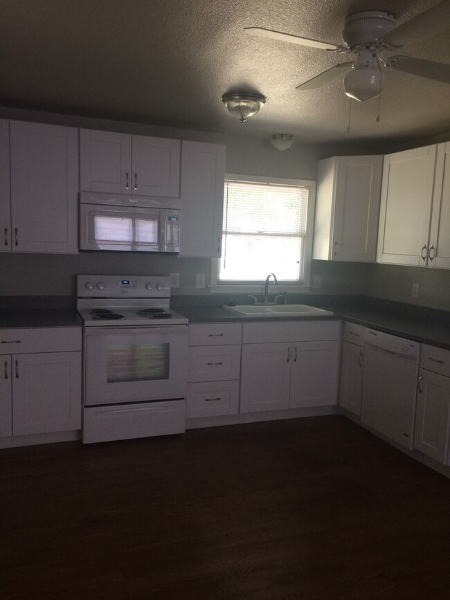 Building Photo - 3/2 Dec 1 MOVE IN!