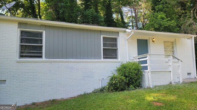 Building Photo - 2225 Swallow Cir SE