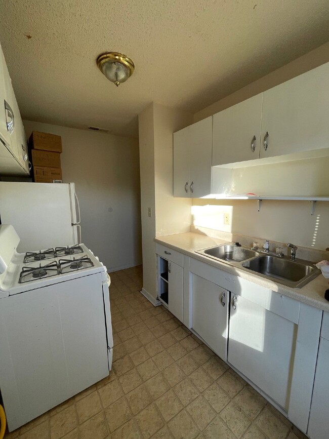 Building Photo - 2-bedroom, 1 bathroom apartment