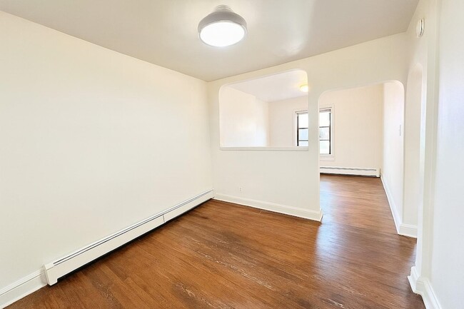 Building Photo - 209 3rd St