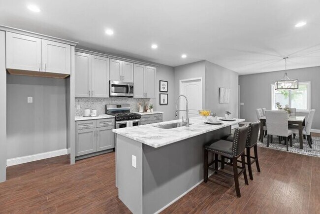 Foto del edificio - MOVE IN READY! Rare opportunity to rent in...