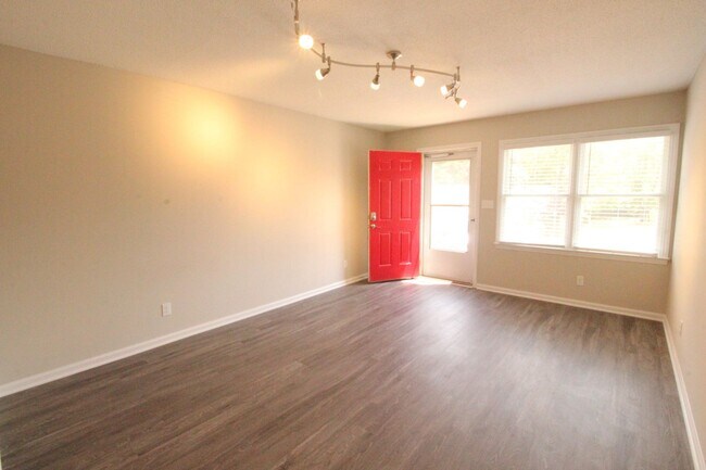 Foto del edificio - Adorable 2 Bedroom, 1 Bath in East Raleigh near Cary Crossroads - Pet Friendly!