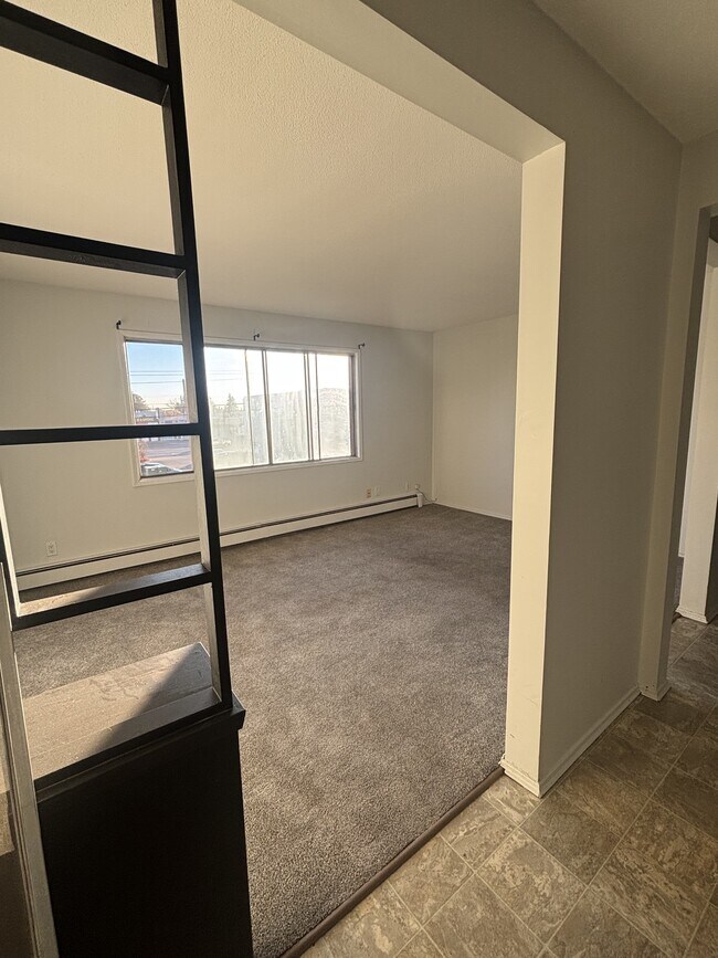 Photo du bâtiment - 12955-12101 101 St NW