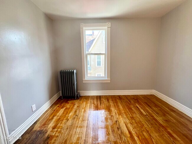 Foto del edificio - 298-300-300 Locust Ave