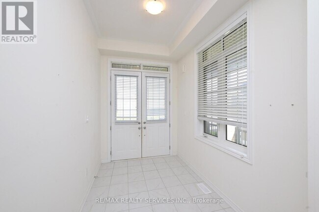 Building Photo - 777 Gilmour Cres