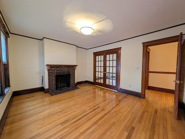 Building Photo - 7 Story St