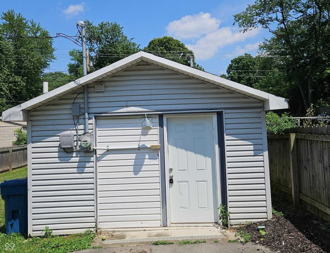 Primary Photo - 4943 Indianola Ave