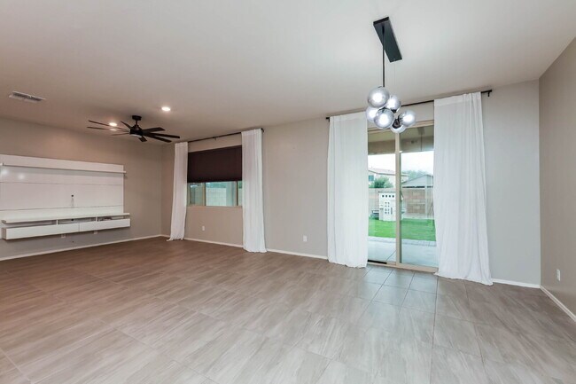 Foto del edificio - "Spacious 4-Bed Spacious two-level residential rental in Marana with modern Elegance!  Available ...