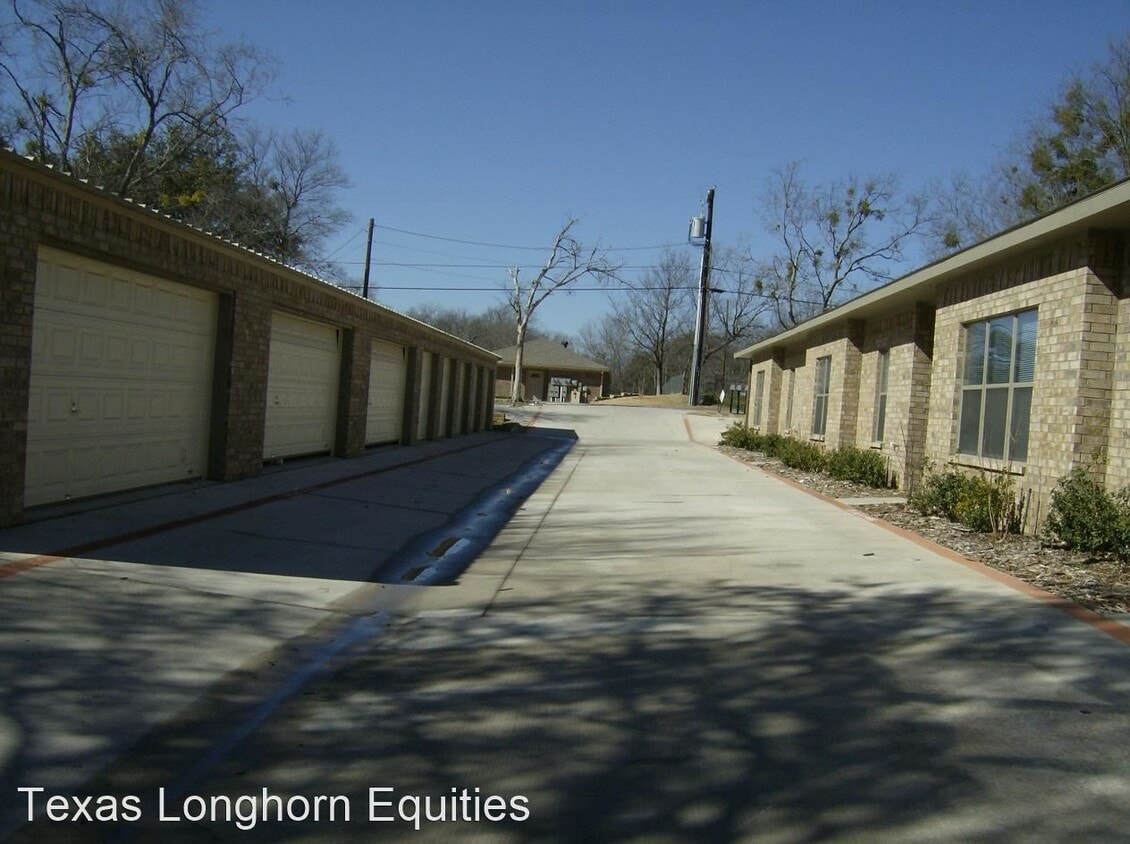 219 S Line St Unit 101, Weatherford, TX 76086 Room for Rent in