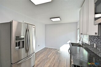 Building Photo - 571 W Merriweather St
