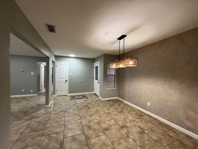 Foto del edificio - UPDATED HOME WITH BONUS ROOM