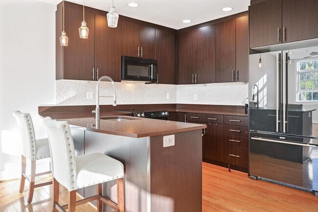 Building Photo - Logan Circle 4-Level Condo w/ Private Roof...