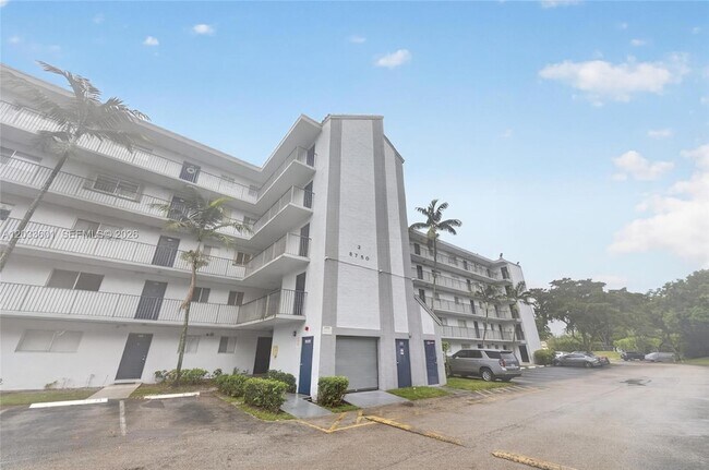 Foto del edificio - 8750 N Sherman Cir
