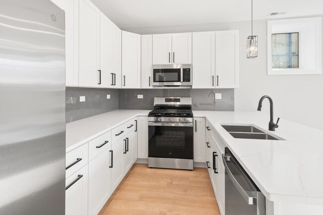 Foto del edificio - 6639 S Langley Ave
