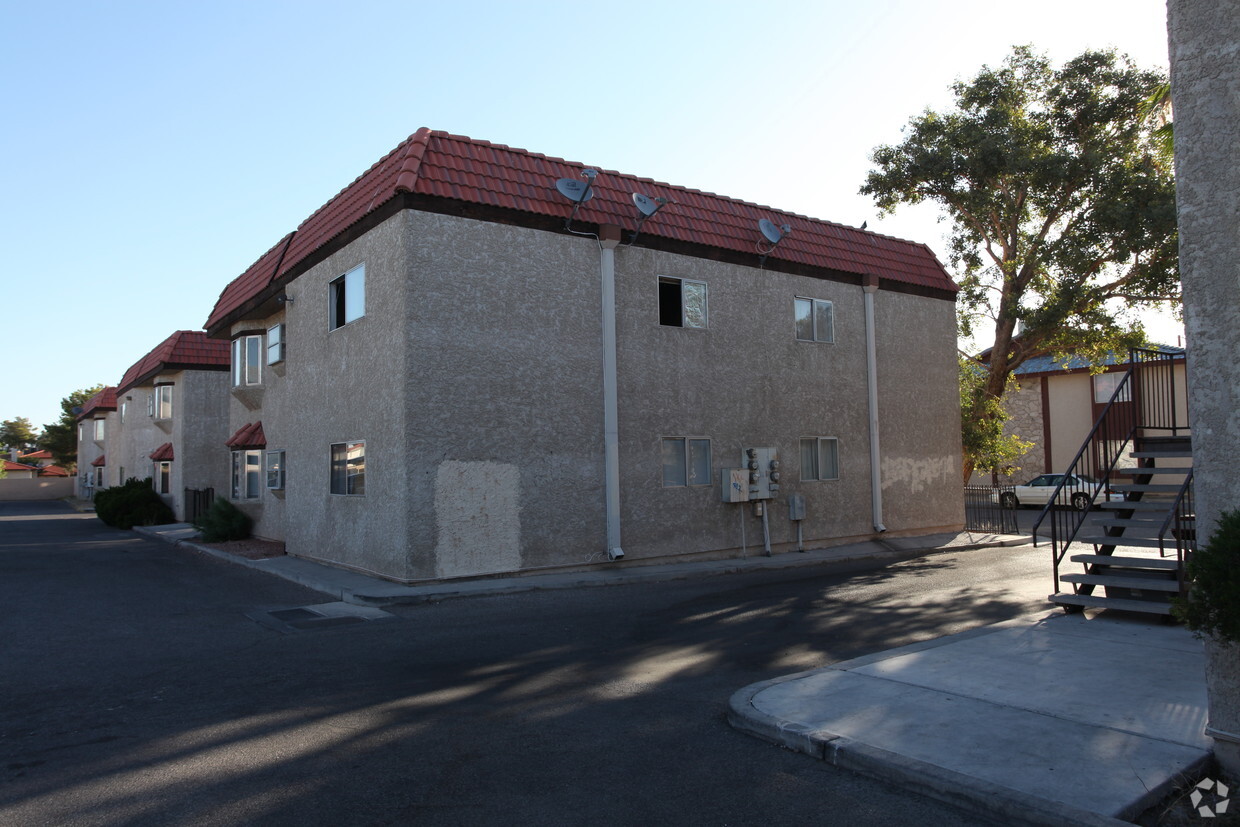 Building Photo - Hacienda Gardens