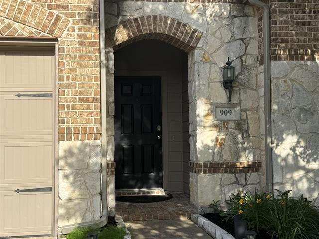 Building Photo - 909 Mangrove Dr