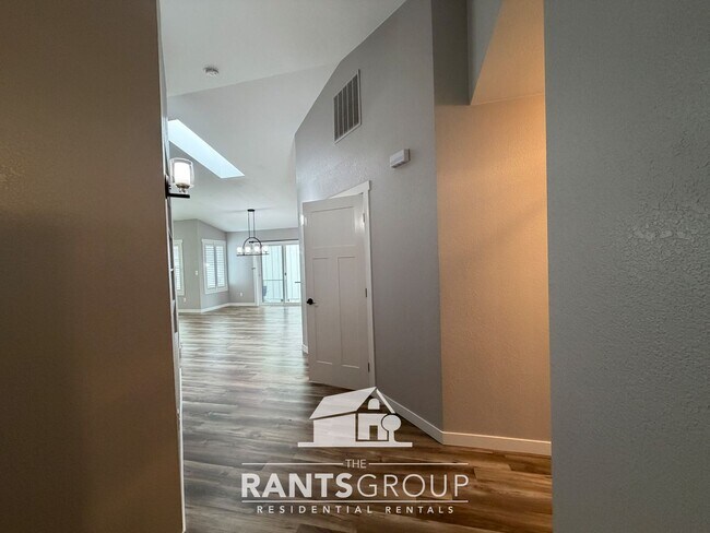 Foto del edificio - Move in Ready! Renovated 2-bed, 2-bath Rambler in Lacey!