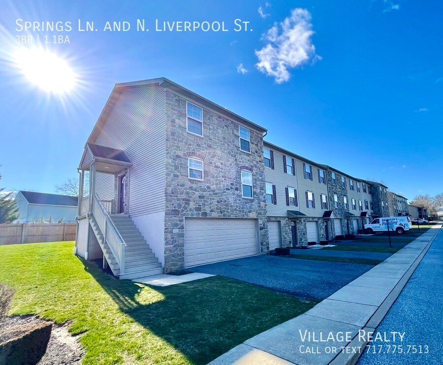Primary Photo - Large 3-Bed, END-unit townhome with 2-car ...