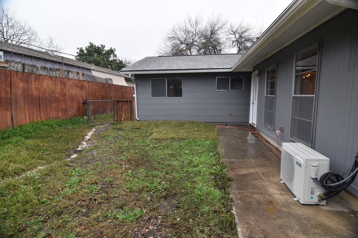 Back/side yard - 209 La Jolla Drive