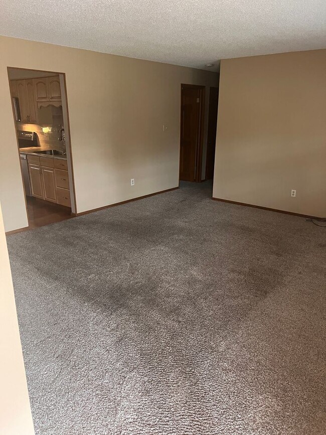 Building Photo - Beautiful 3 Bed 2 Bath Ranch Home with Ful...