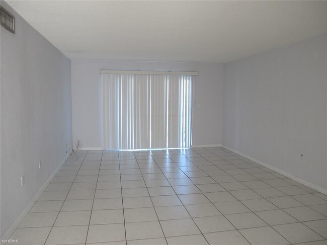 Building Photo - 2200 Diana Dr