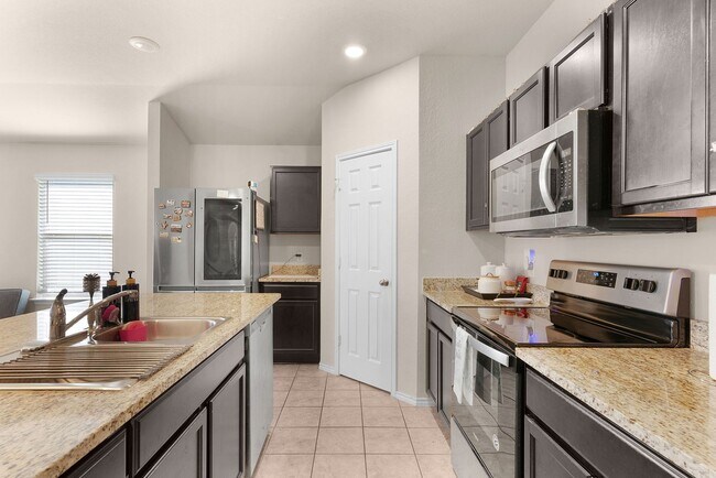 Foto del edificio - 4-bedroom 2-bathroom house!  Close to Fort Hood!